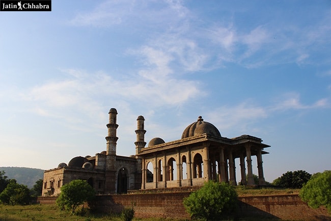 Kevda Masjid and cenotaph